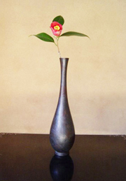 Kamelieblomst i klassisk vase (vinter)